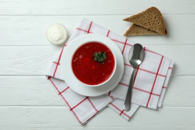 Beyaz ahşap arka planda borş çorbası ile lezzetli yemek kavramı