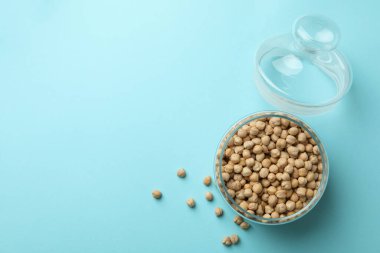 Mavi arka planda taze nohut bulunan cam kavanoz.