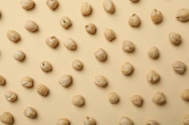 Bej arka planda taze nohut ile bembeyaz yatıyordu