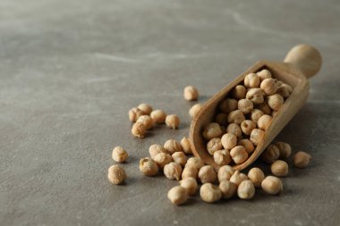 Gri arka planda taze nohut kepçesi