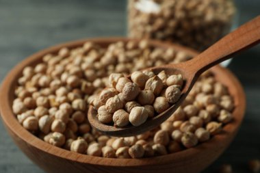 Kase, kavanoz ve kaşık ile gri masada nohut