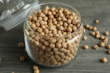 Gri desenli masada taze nohutlu cam kavanoz.