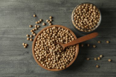 Kase, kavanoz ve kaşık ile gri masada nohut