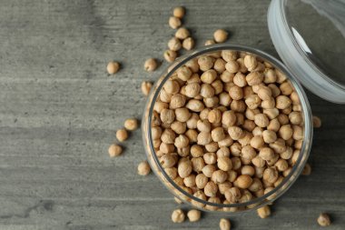 Gri desenli masada taze nohutlu cam kavanoz.