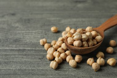 Gri desenli arka planda taze nohut kaşığı.