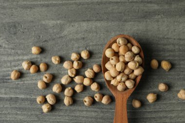 Gri desenli arka planda taze nohut kaşığı.