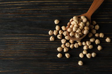 Tahta masada taze nohut kaşığı.