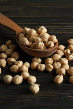 Tahta masada taze nohut kaşığı.