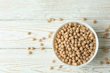 Beyaz ahşap masada nohutlu kase.