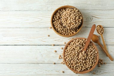 Beyaz ahşap masada nohut ve kaşıklar