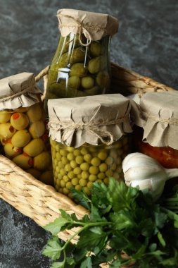 Siyah dumanlı arka planda turşu ve malzeme dolu sepet.