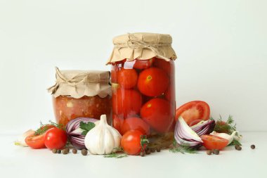 Salamura domates, domates ve beyaz arka plandaki malzemeler.