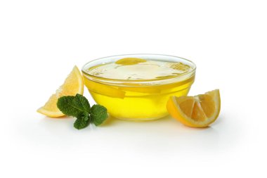 Beyaz arka planda izole edilmiş bir kase limon jölesi.