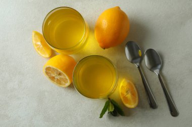 Beyaz desenli masada limon reçelli tatlı kavramı