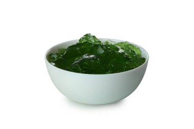 Beyaz arka planda izole edilmiş bir kase kivi jölesi.