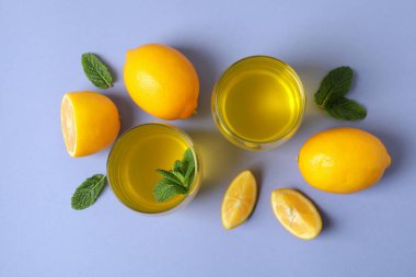 Limon jölesi, limon dilimleri ve menekşe arkaplanda nane şekeri.