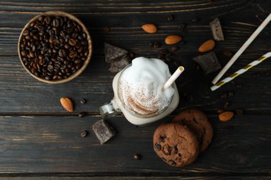 Tahta masada çikolatalı milkshake ile nefis yemek kavramı