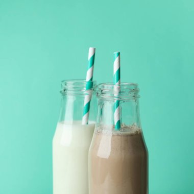 Naneli süt ve milkshake şişeleri.