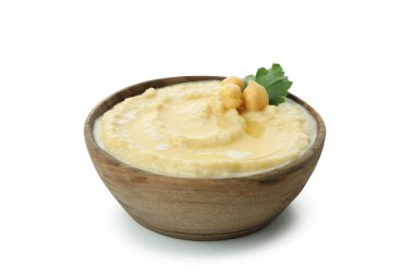Beyaz arka planda izole edilmiş taze humus kasesi.