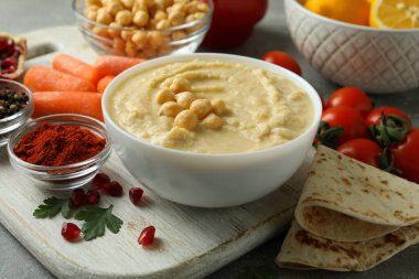Gri arka planda humus pişirme kavramı, kapat