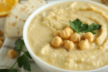 Bir kase nohut ve maydanozlu humus.