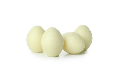 Beyaz arka planda izole edilmiş çikolatalı yumurta şekerleri.