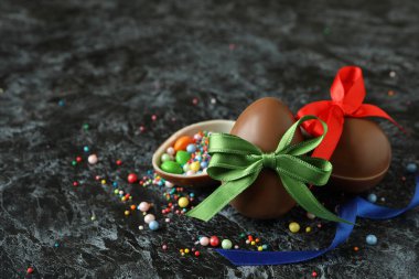 Siyah dumanlı kurdeleli Paskalya çikolataları.