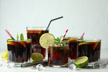 Beyaz desenli masa üzerinde Küba Libre bardakları