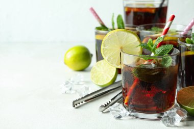 Beyaz desenli masa üzerinde Küba Libre bardakları