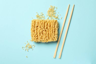 Mavi arka planda hazır erişte ve çubuklar.