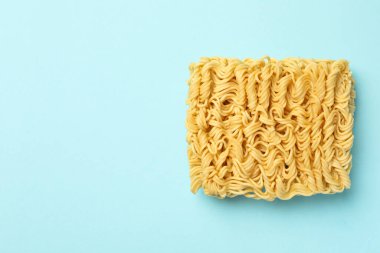 Mavi arkaplanda hazır şehriye.