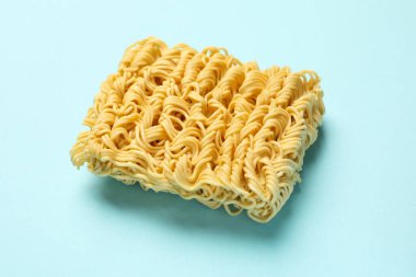 Mavi arkaplanda hazır şehriye.