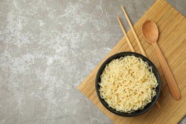 Gri arka planda bir kase erişteyle kahvaltı kavramı