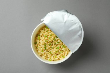 Gri arka planda kağıt bardakta hazır şehriye.