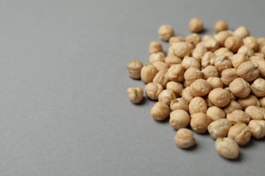 Gri arkaplanda taze nohut, metin için boşluk