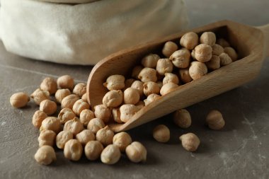 Gri masadaki nohutla birlikte poşetle ve kepçele.