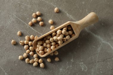 Gri arka planda taze nohut kepçesi