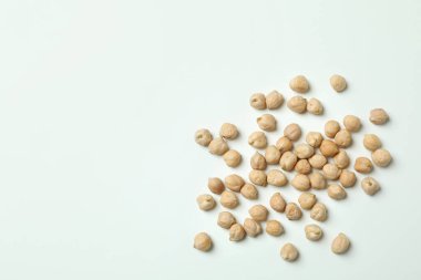 Beyaz arkaplanda bir grup taze nohut