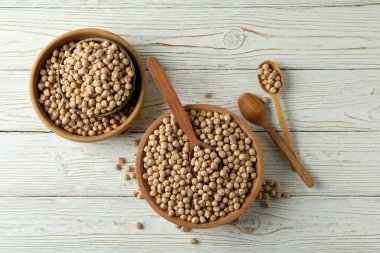 Beyaz ahşap masada nohut ve kaşıklar