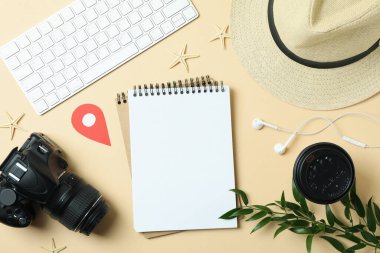 Bej arkaplan üzerinde seyahat kavramı, metin için boşluk