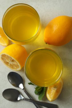 Beyaz desenli masada limon reçelli tatlı kavramı