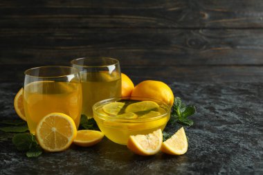 Limonlu tatlı kavramı, limon dilimleri ve siyah dumanlı masa.