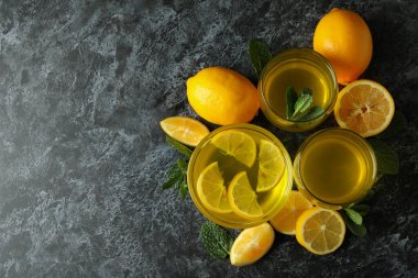 Limonlu tatlı kavramı, limon dilimleri ve siyah dumanlı masa.
