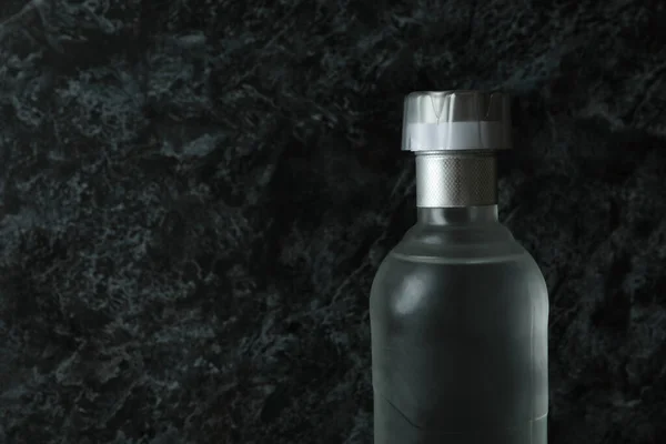 Botol Vodka Kosong Pada Latar Belakang Asap Hitam Spasi Untuk — Stok Foto