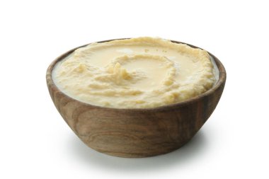Beyaz arka planda izole edilmiş ahşap humus kasesi.