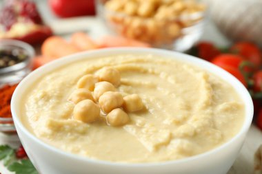 Bir kase lezzetli humus, yakın çekim ve metin için boşluk.