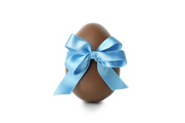 Beyaz arka planda yay ile izole Paskalya çikolatası yumurtası