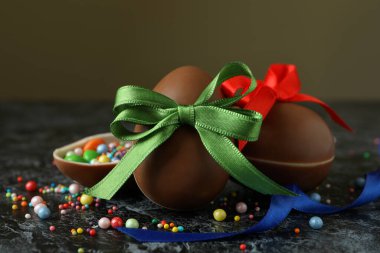 Siyah dumanlı kurdeleli Paskalya çikolataları.