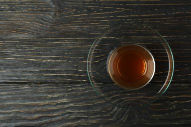 Ahşap zemin üzerinde bir bardak çay, metin için boşluk