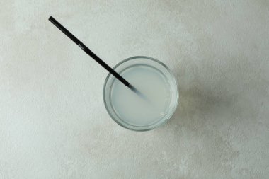 Beyaz desenli arka planda bir bardak limonata